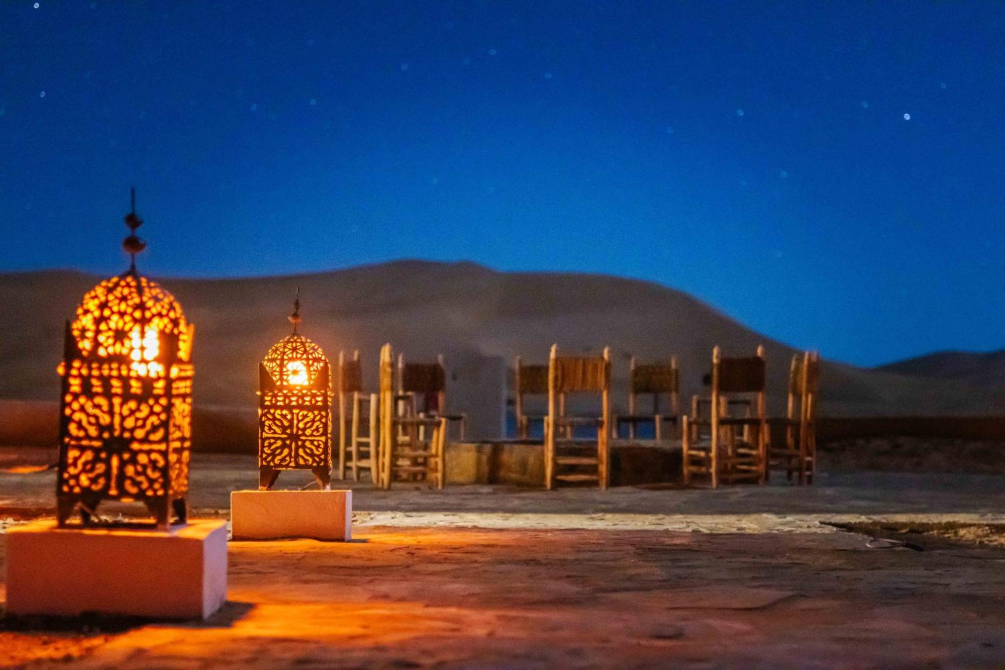 Tente bivouac illuminée au crépuscule