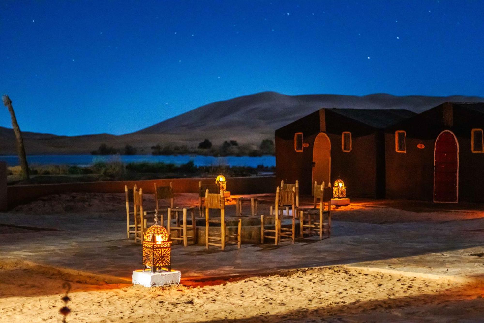 Salon du bivouac et tentes sous ciel bleu nuit