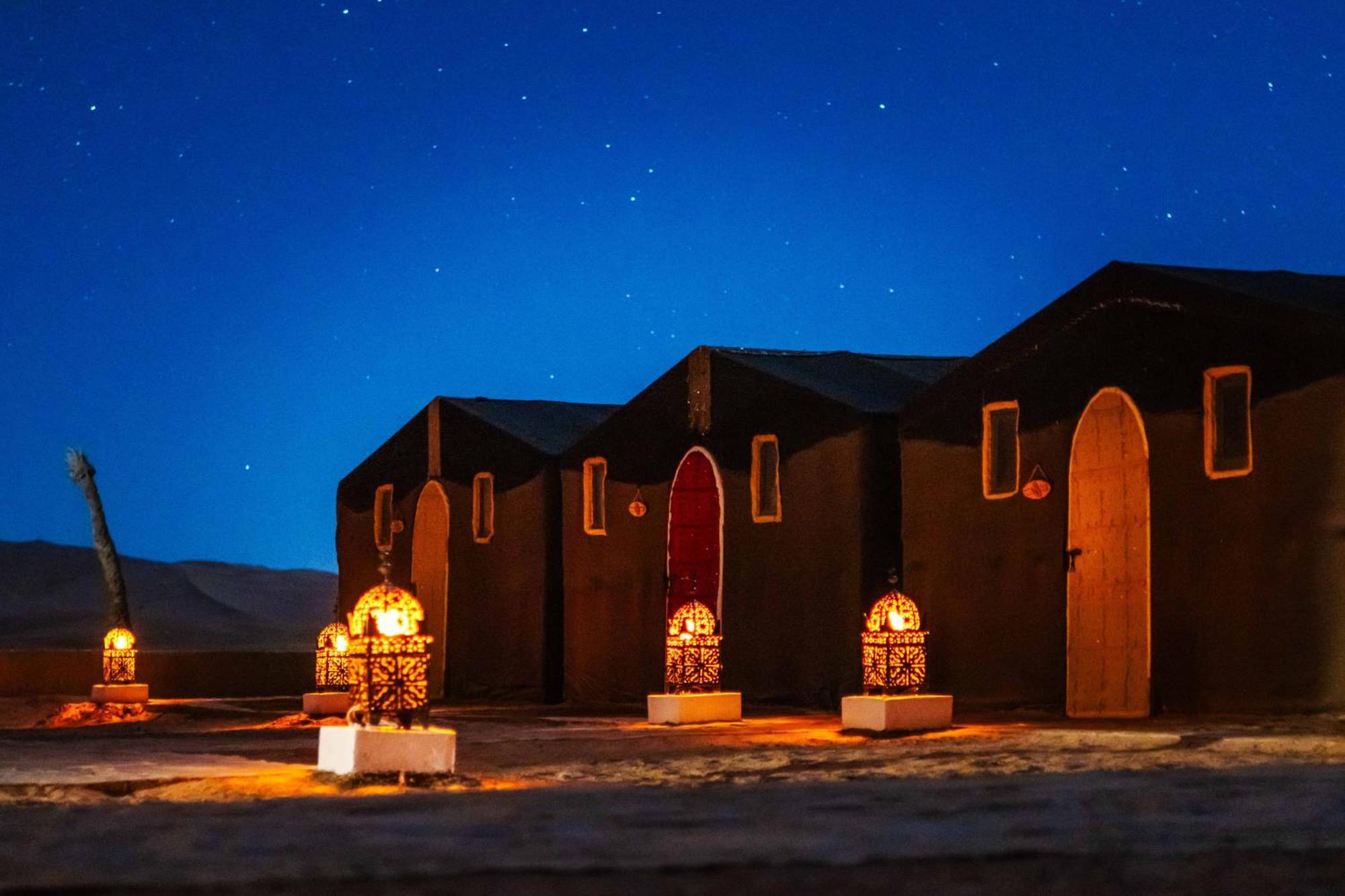Tentes illuminées dans le camp saharien