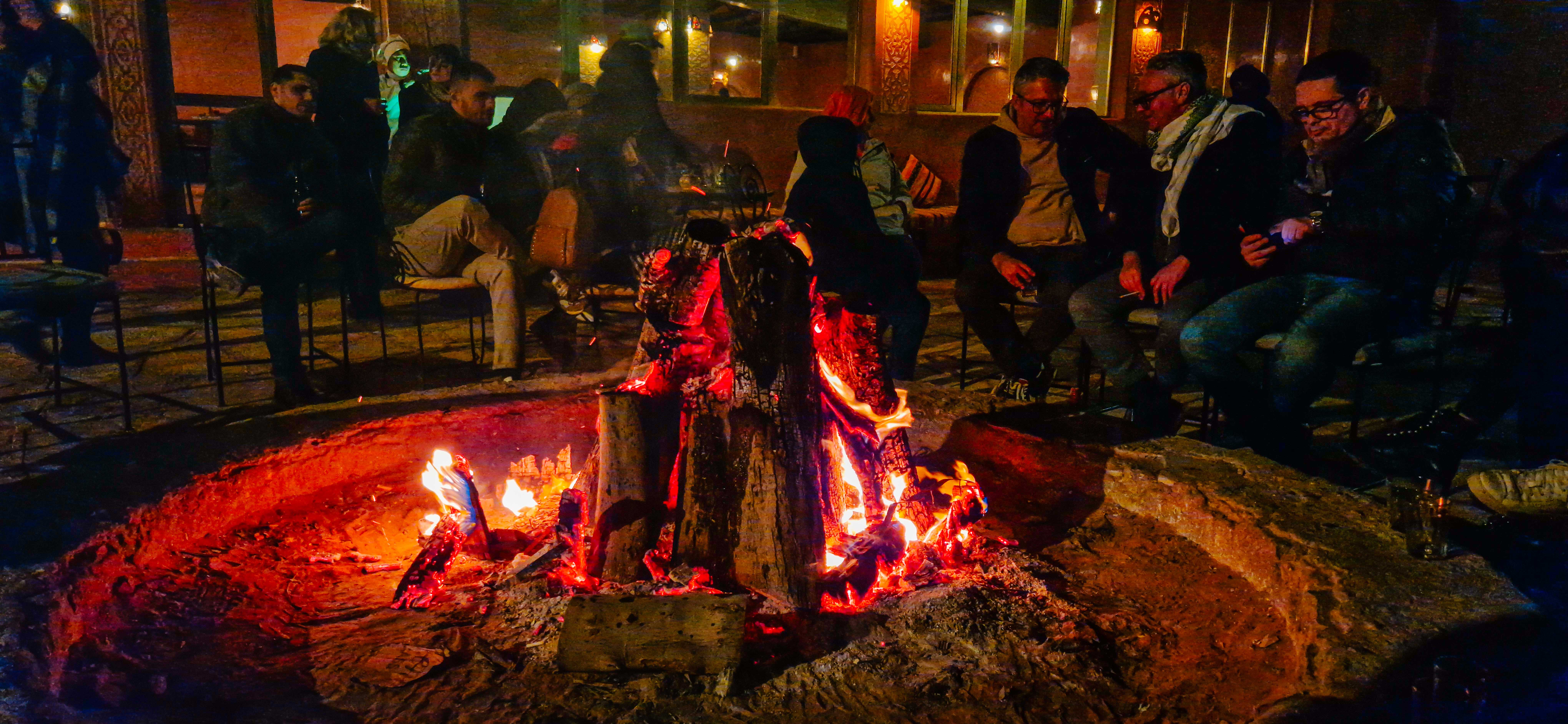 Cour du bivouac avec feu central
